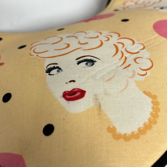 Stylish Cream Handbag with Graphic Print - Picture 4 of 4